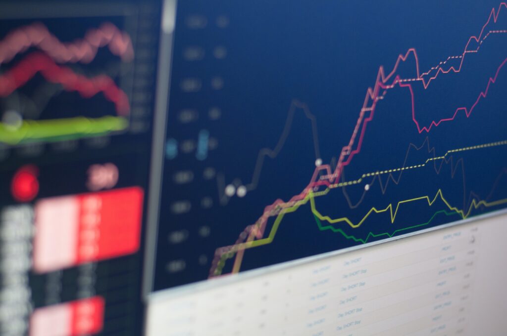 Dólar e Ibovespa fecham em leve alta com sucessão no Fed e noticiário ‘político-tarifário’ no foco
