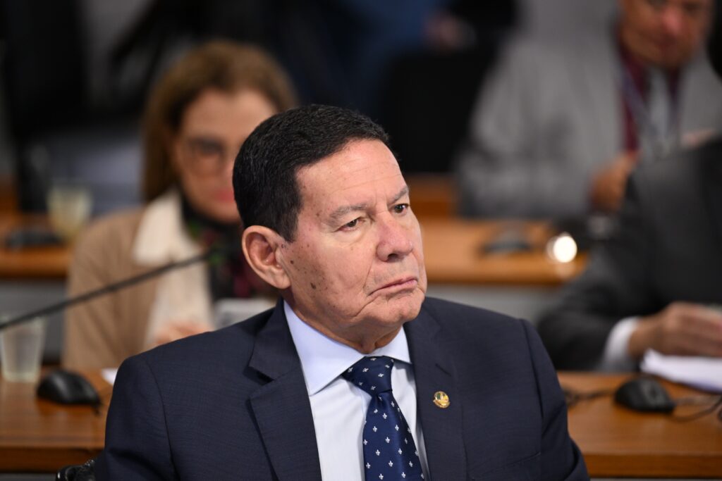 Não aceito que Trump venha ‘meter o bedelho’, afirma Mourão
