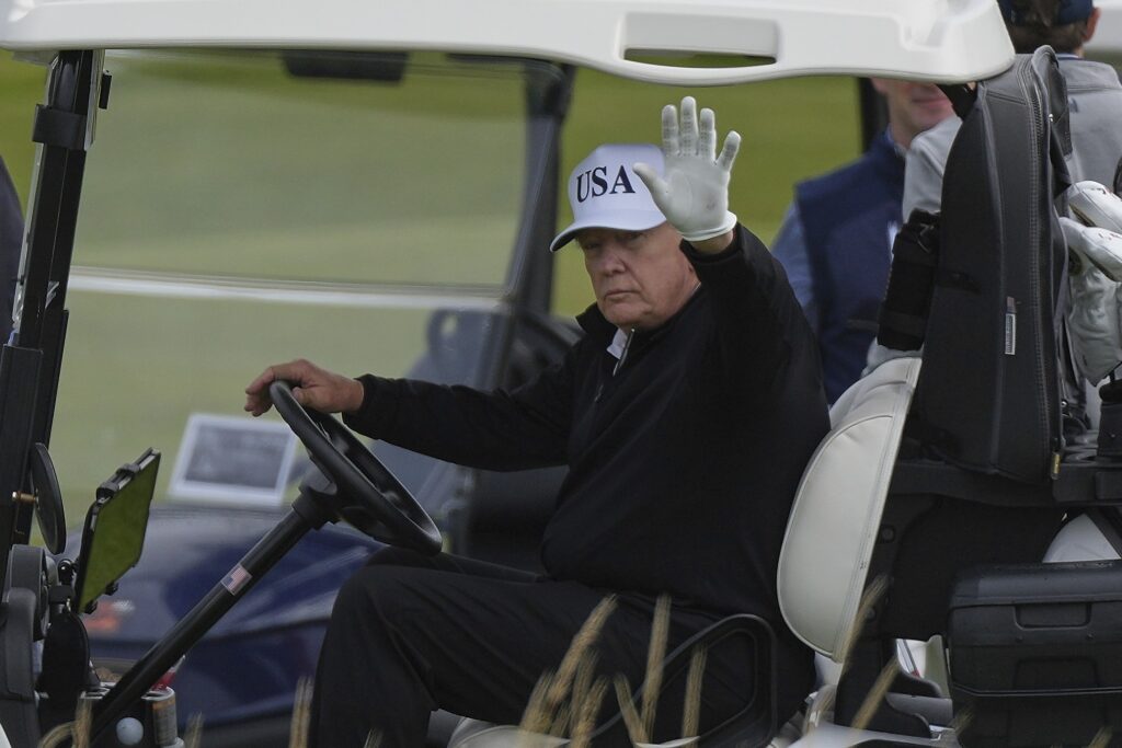 Trump joga golfe na Escócia enquanto manifestantes saem às ruas e criticam visita