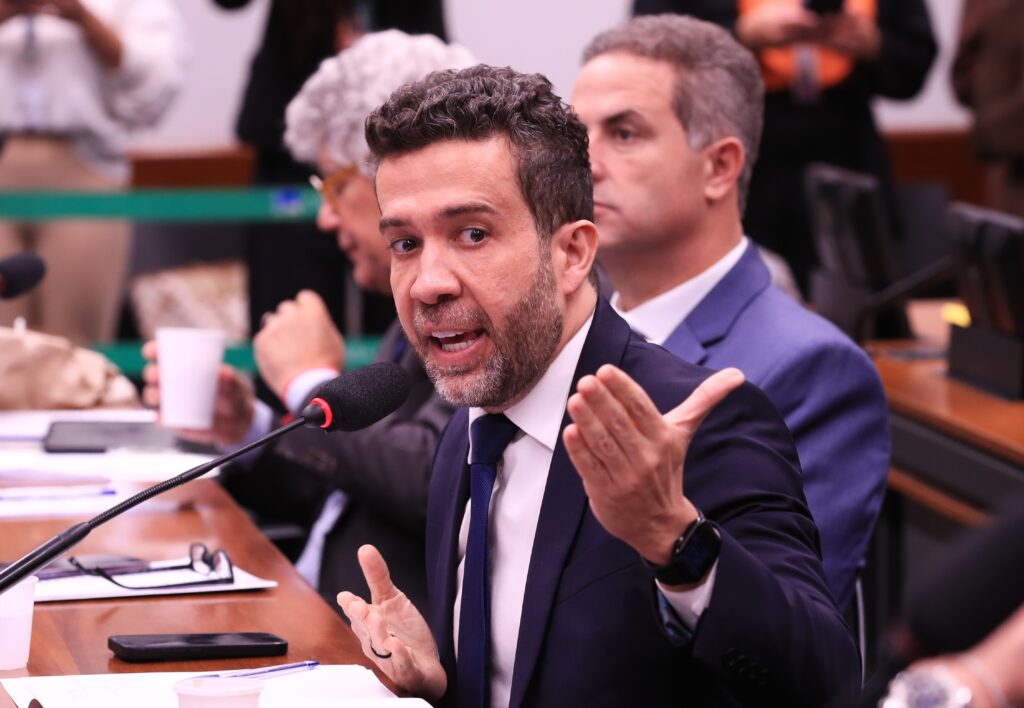 Câmara suspende mandato de Janones e poupa aliados de Nikolas