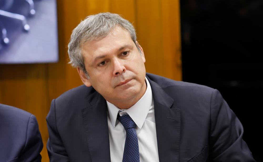 Líder do PT na Câmara pede inclusão de Bolsonaro e Flávio em inquérito sobre atuação de Eduardo nos EUA