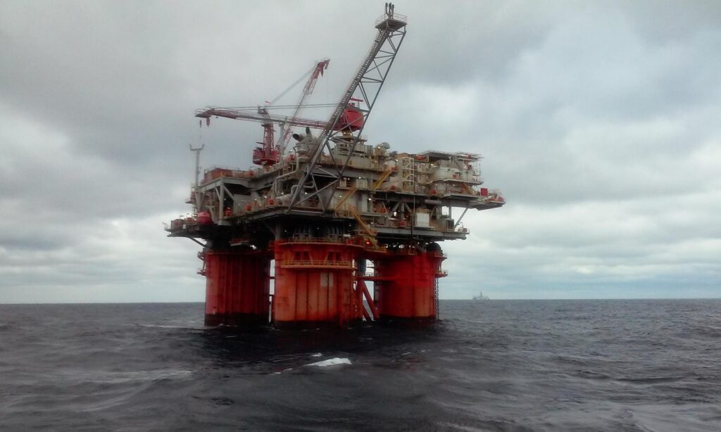 Petróleo recua com estoques dos EUA e sanções contra a Rússia no radar