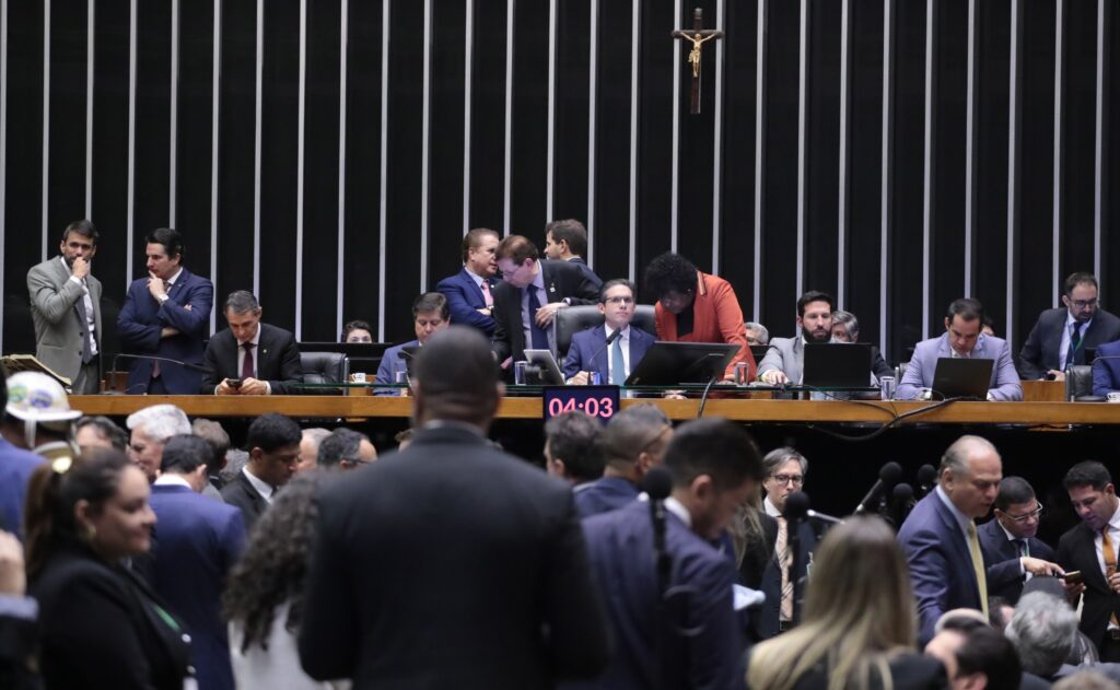 Câmara aprova texto-base da PEC dos Precatórios em primeiro turno