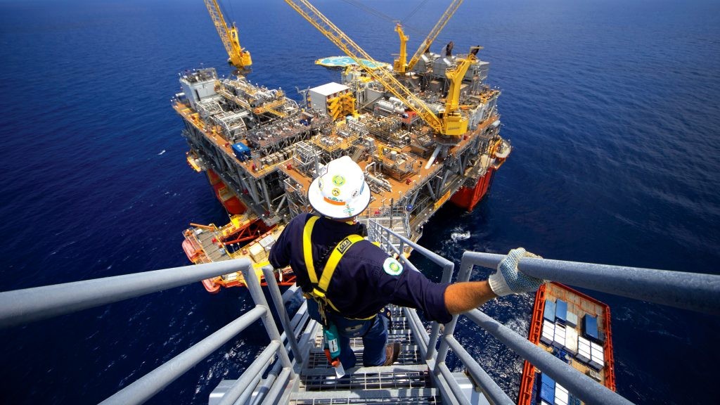 Petróleo sobe com progresso nas negociações comerciais entre EUA e parceiros