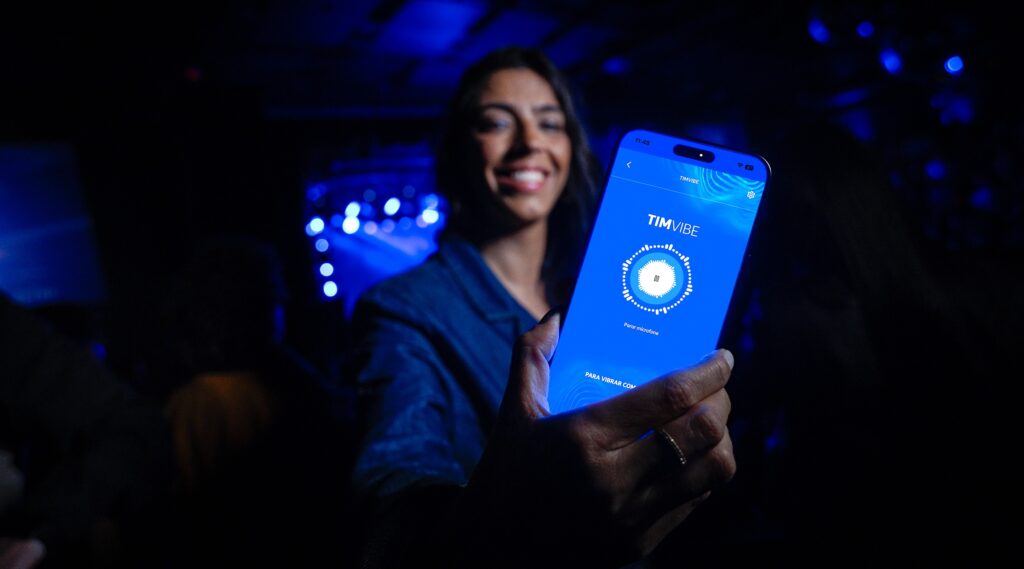 TIM lança tecnologia que transforma música em vibrações para pessoas com deficiência auditiva