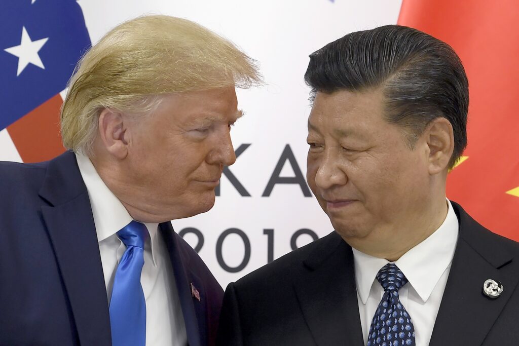 Trump suaviza tom com a China em busca de reunião com Xi e acordo comercial