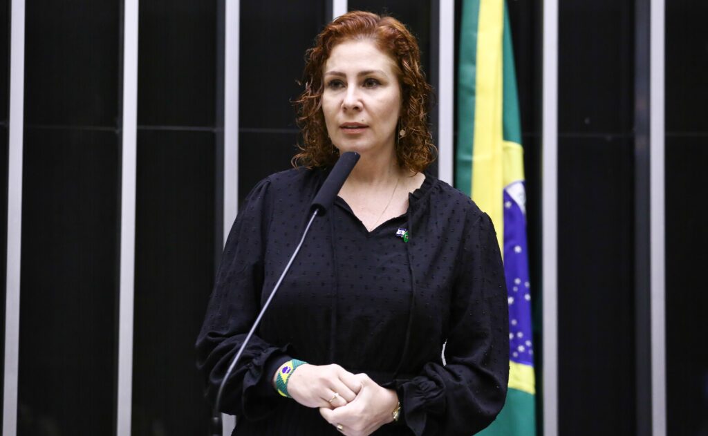 Carla Zambelli será submetida ao processo de extradição, afirma PF após deputada ser presa na Itália