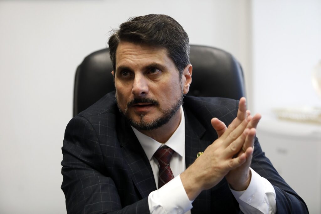 Defesa de Marcos do Val nega que senador tenha descumprido medida cautelar imposta pelo STF