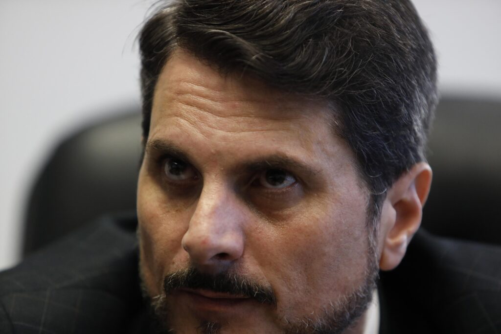 Além de tornozeleira, Marcos do Val teve contas bloqueadas e terá que ficar em casa à noite