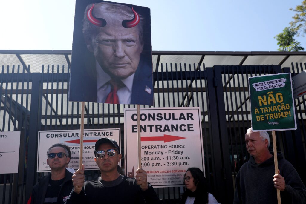 Manifestantes protestam em São Paulo contra tarifaço de Trump em frente ao consulado dos EUA
