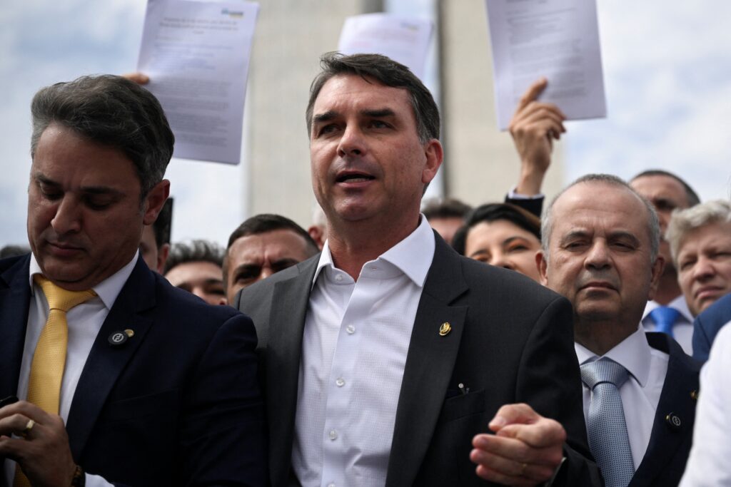 Após anunciar obstrução, Flávio reclama de ‘sumiço’ de Alcolumbre e cobra impeachment de Moraes
