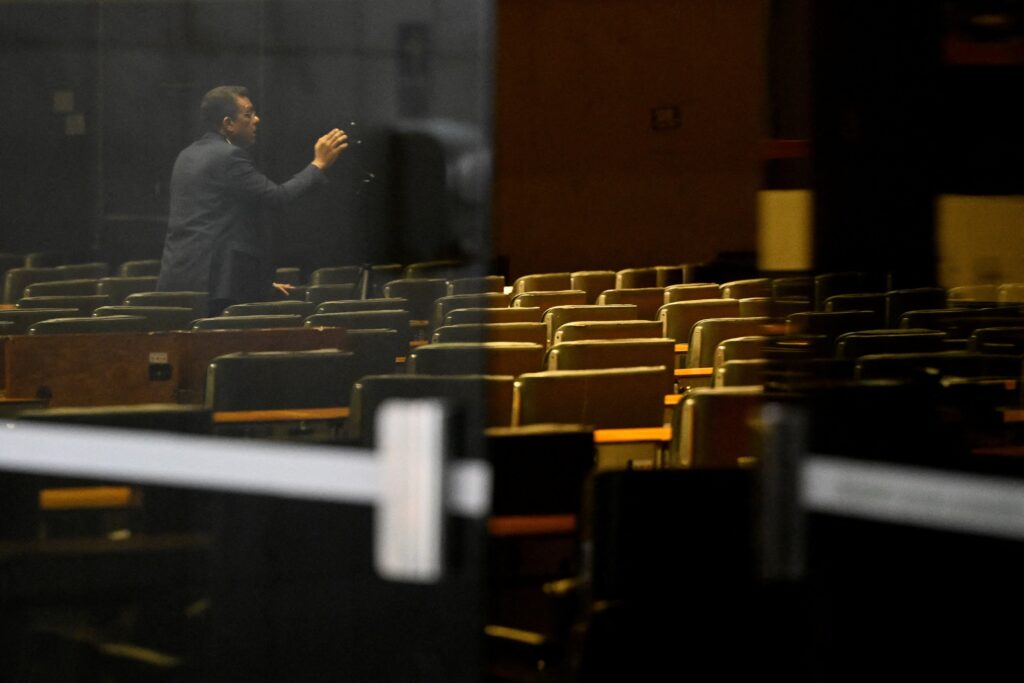 Motta avisa a líderes que haverá sessão e diz que bolsonaristas podem ser suspensos se houver ocupação