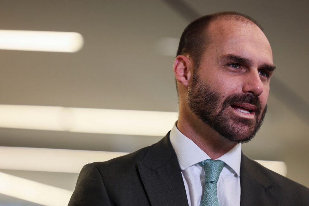 PF indicia Jair Bolsonaro e Eduardo por coação e tentativa de abolição violenta do Estado Democrático de Direito