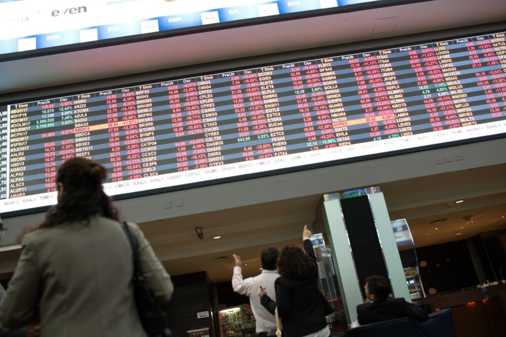 Ibovespa aprofunda perdas e renova mínimas na reta final do pregão