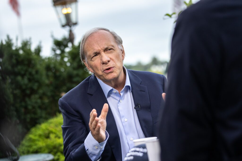 Ray Dalio vende participação restante e deixa gestora Bridgewater após 50 anos