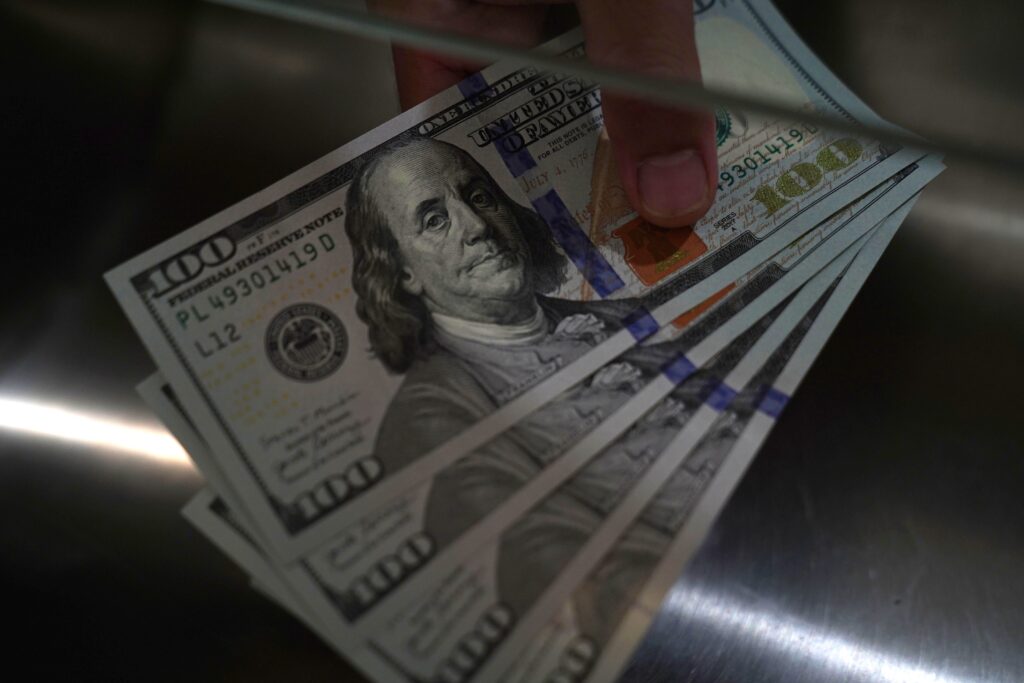 Dólar encerra em queda e vai a R$ 5,46 com perspectiva de corte de juros nos EUA