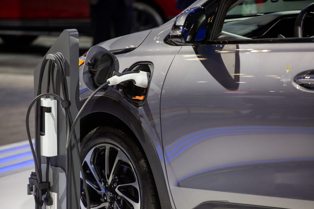 China eleva oferta global de baterias para veículos elétricos para mais de 3 vezes a demanda