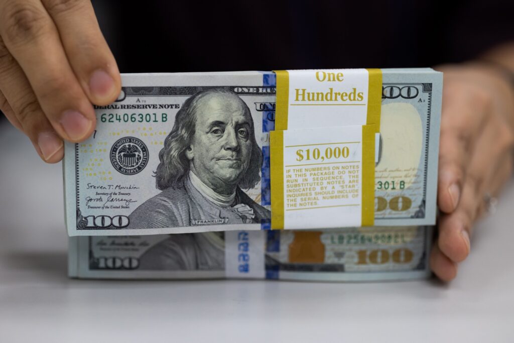 Dólar fecha em queda de 1% após dados fracos do mercado de trabalho dos EUA