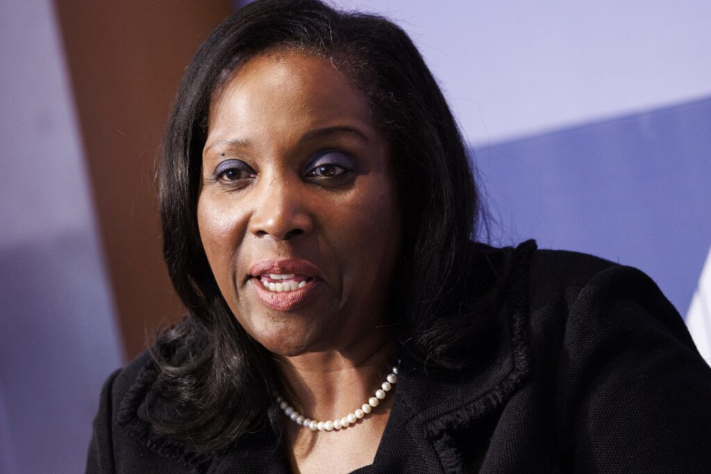 Lisa Cook diz que não será ‘intimidada’ por Trump a deixar seu cargo no Fed