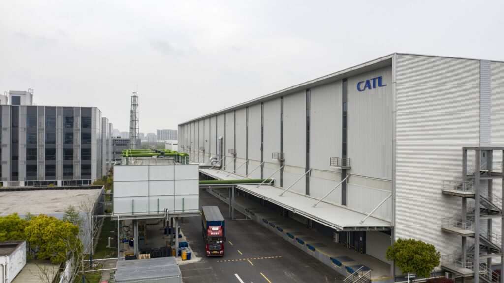CATL avança em produção de baterias enquanto mercado de carros elétricos desacelera