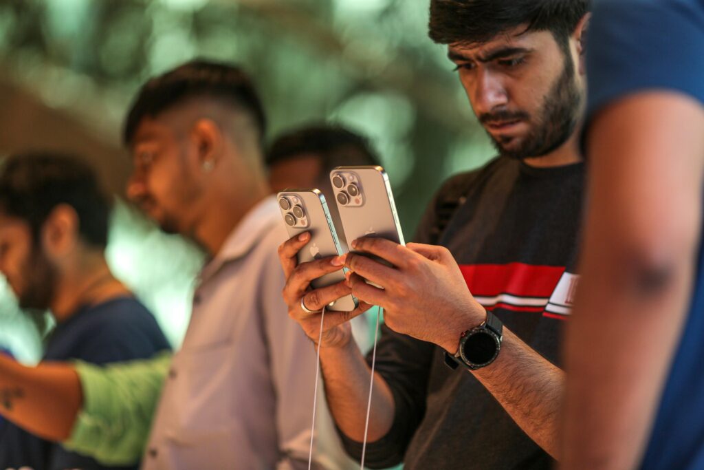 Vendas de iPhones superam as estimativas à medida que os clientes correm para evitar tarifas