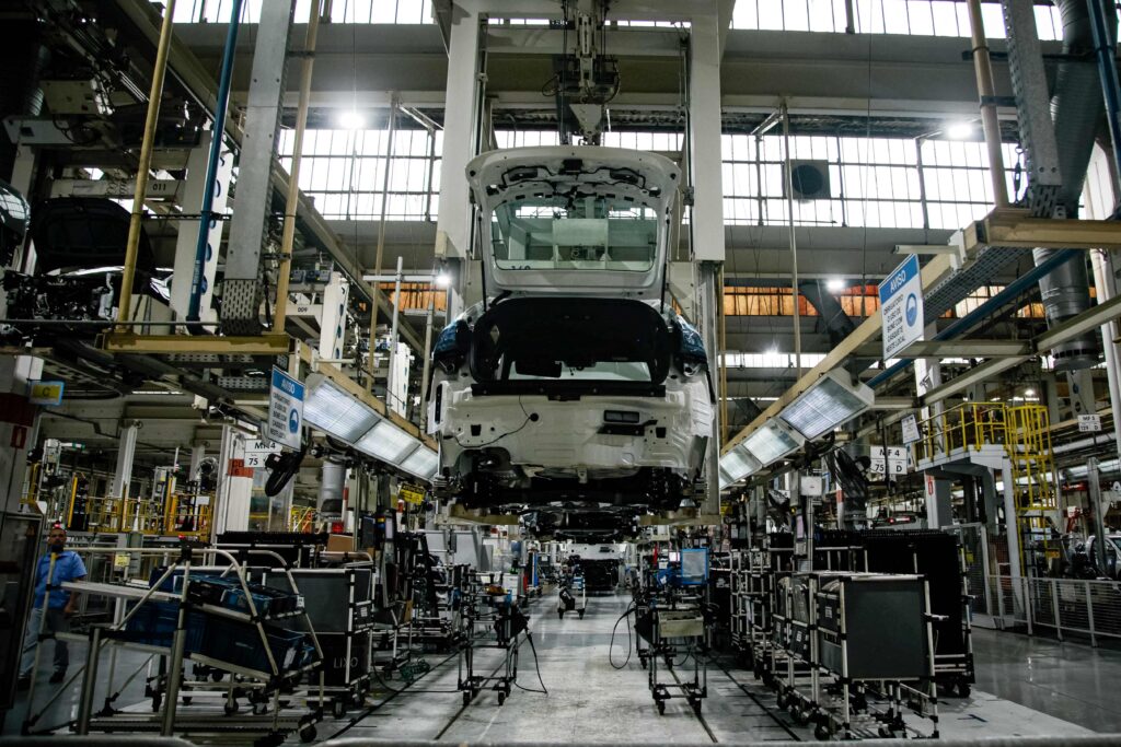 Produção industrial patina devido a desafios do cenário macro, dizem especialistas