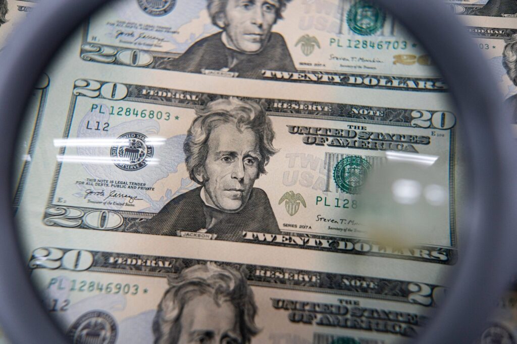 Dólar avança com Fed e Trump no radar, em dia de aversão a moedas de emergentes