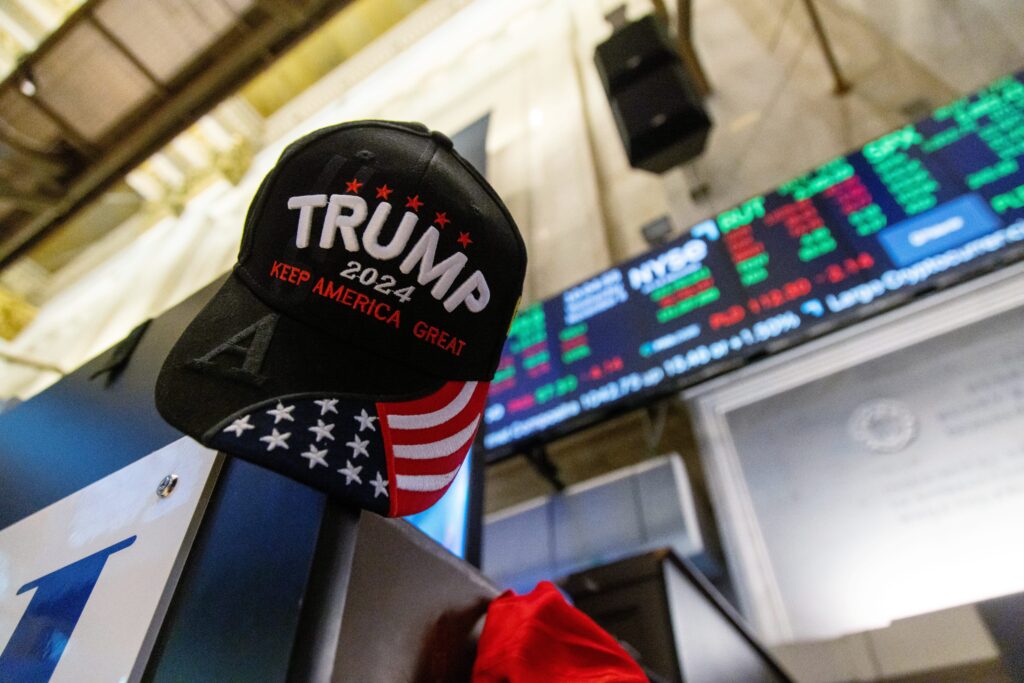 Dólar cai até R$ 5,54 após ‘payroll’ fraco reforçar expectativa de corte de juros do Fed