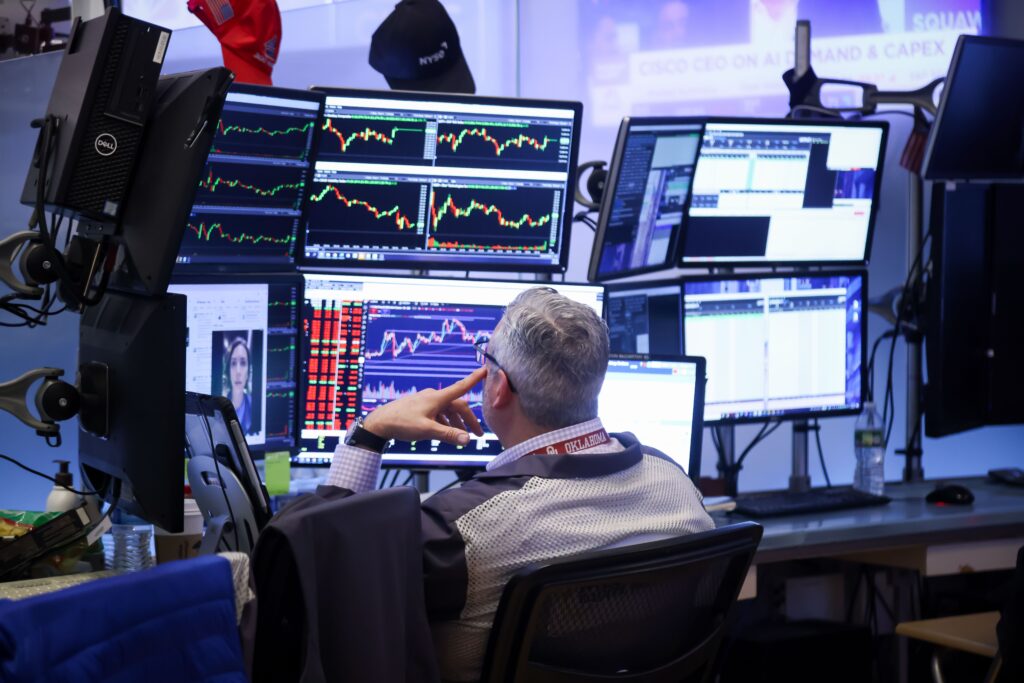 Dólar reduz queda e Ibovespa passa a rondar estabilidade com aposta em cortes de juros nos EUA, Caged e tarifas no radar