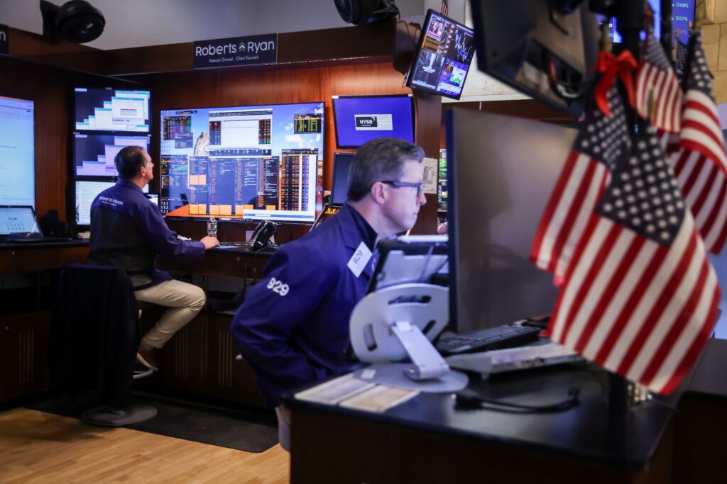 Ibovespa fecha perto da mínima em linha com NY e dólar cai após ‘payroll’ fraco; diretora do Fed anuncia saída