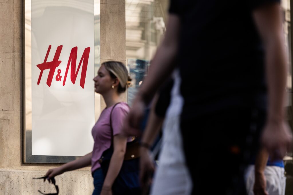 H&M abre neste sábado com jeans de R$ 249 e bolsas de R$ 200