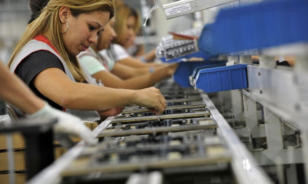 Tarifas dos EUA e juros derrubam confiança empresarial em julho, diz FGV