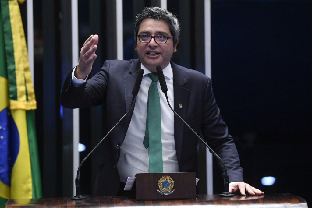 Líder do PL no Senado critica Motta e Alcolumbre após prisão de Bolsonaro