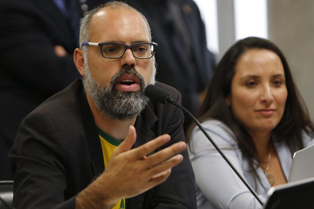 PF indicia Allan dos Santos por difamação, injúria, desobediência e incitação ao crime
