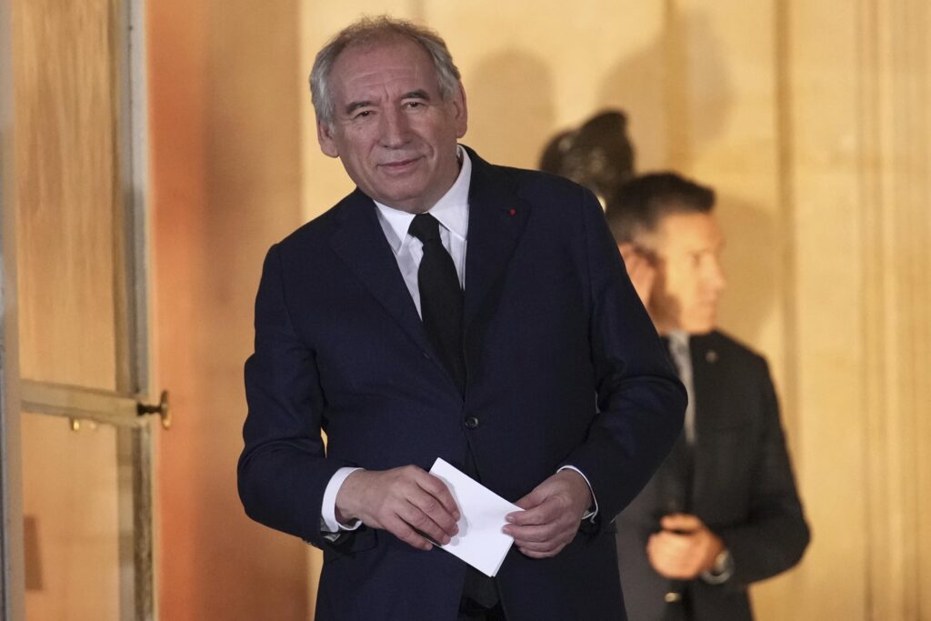 Premiê da França pedirá ao Parlamento voto de confiança  sobre cortes orçamentários