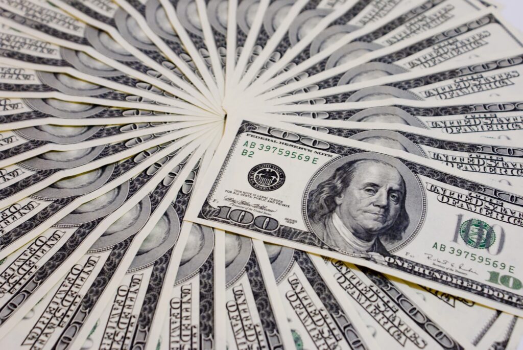 Dólar fica estável em linha com exterior e prisão de Bolsonaro no radar