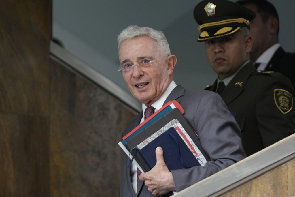 Álvaro Uribe será condenado a 12 anos de prisão domiciliar, diz documento