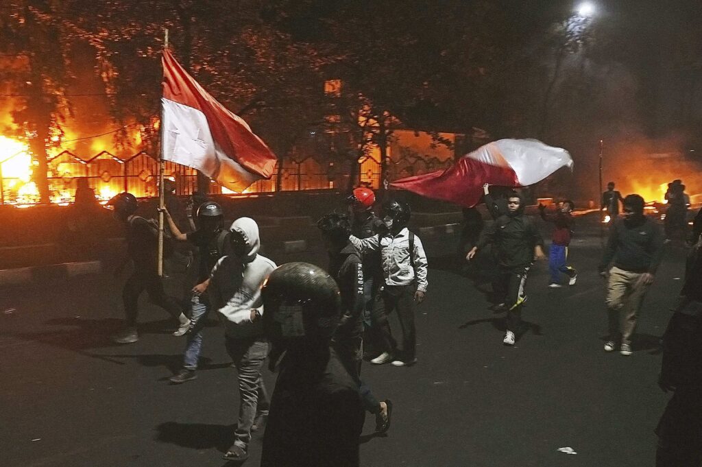 Protestos abalam a Indonésia; presidente cancela viagem à China