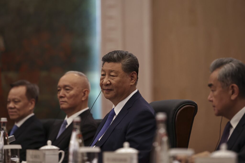 Xi e Modi se comprometem a reforçar laços em meio à pressão de guerra comercial dos EUA