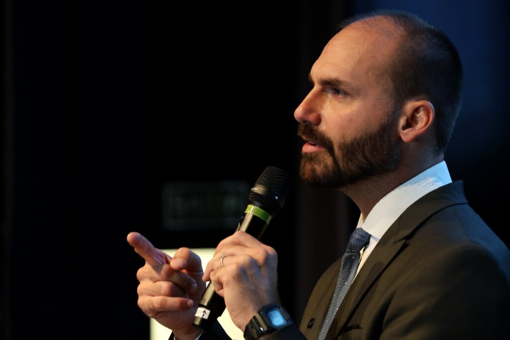 Análise: Eduardo Bolsonaro vendeu um terreno na lua para Trump