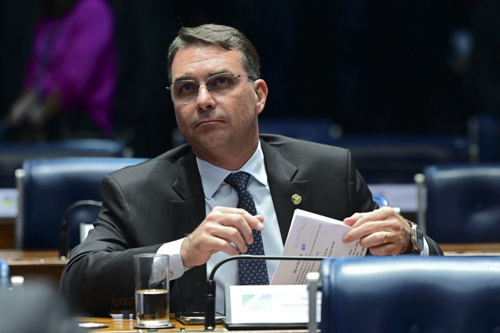 Flávio recua e diz que anistia pelo 8 de janeiro não garante fim do tarifaço: ‘ninguém controla Trump’