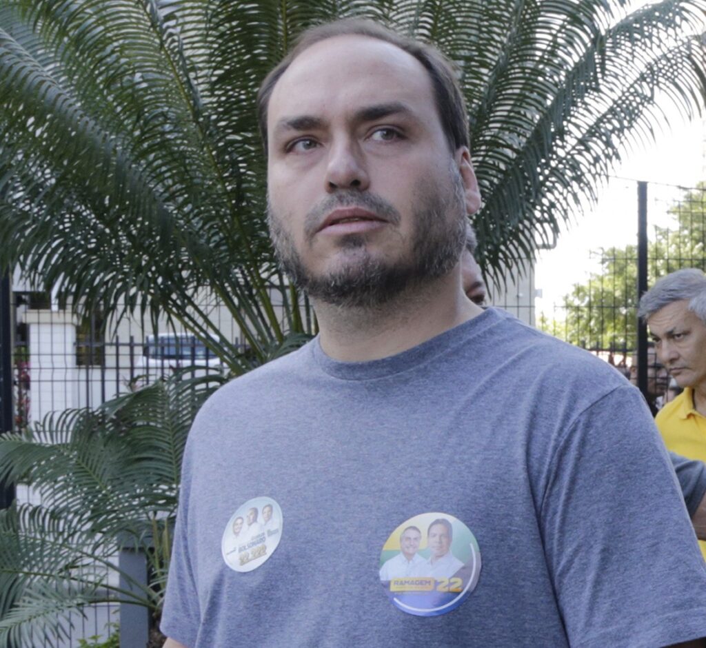 Carlos Bolsonaro passa mal e é hospitalizado após prisão domiciliar de ex-presidente