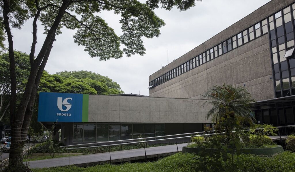 Agência reguladora multa Sabesp em R$ 23 milhões pelo vazamento de esgoto no rio Pinheiros