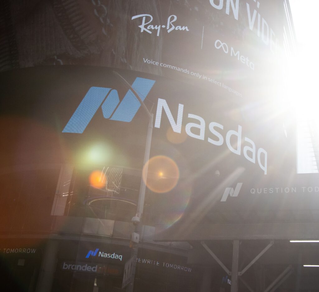 Bolsas de NY encerram sem direção única com liquidação no setor de tecnologia