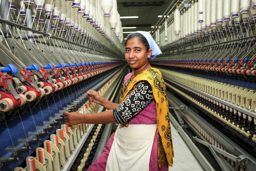 Trabalhadores da indústria têxtil de Bangladesh aguardam fim do tumulto tarifário de Trump
