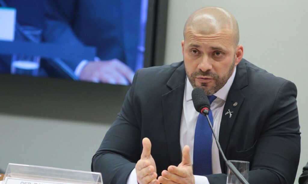 Alexandre de Moraes autoriza saída temporária para Daniel Silveira fazer tratamento médico