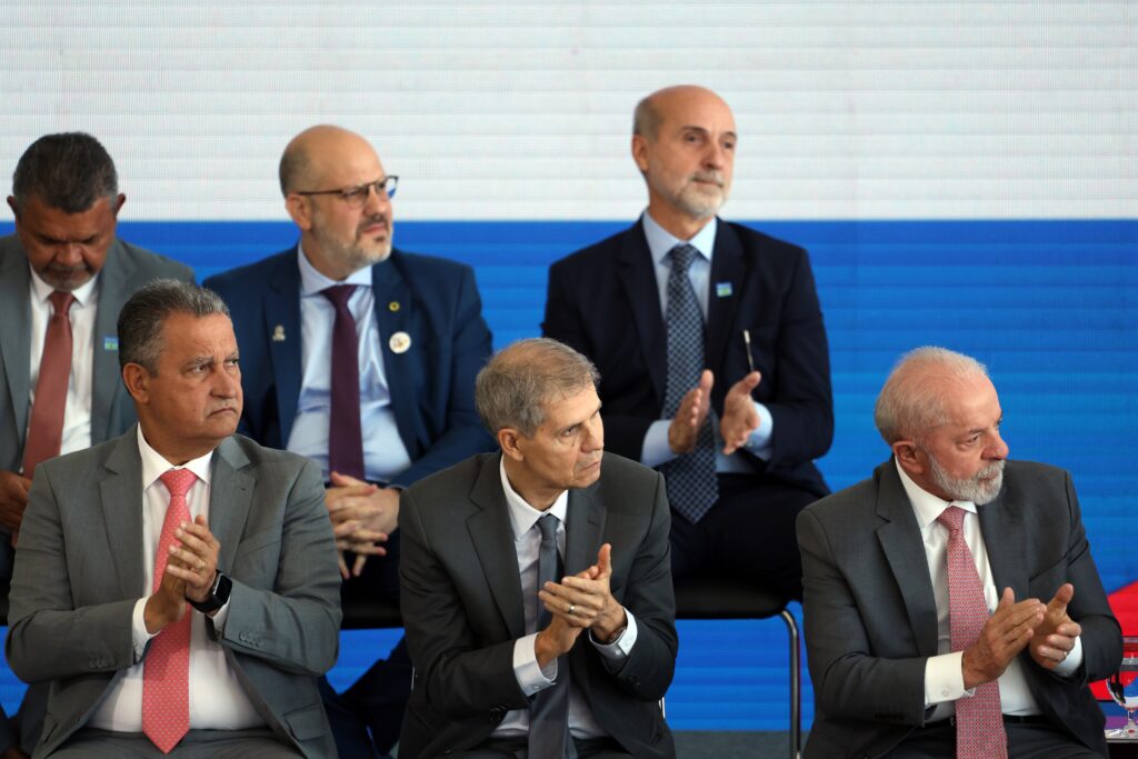 Em meio à crise com base aliada, Lula chama ministros do PT e líderes para reunião no Alvorada