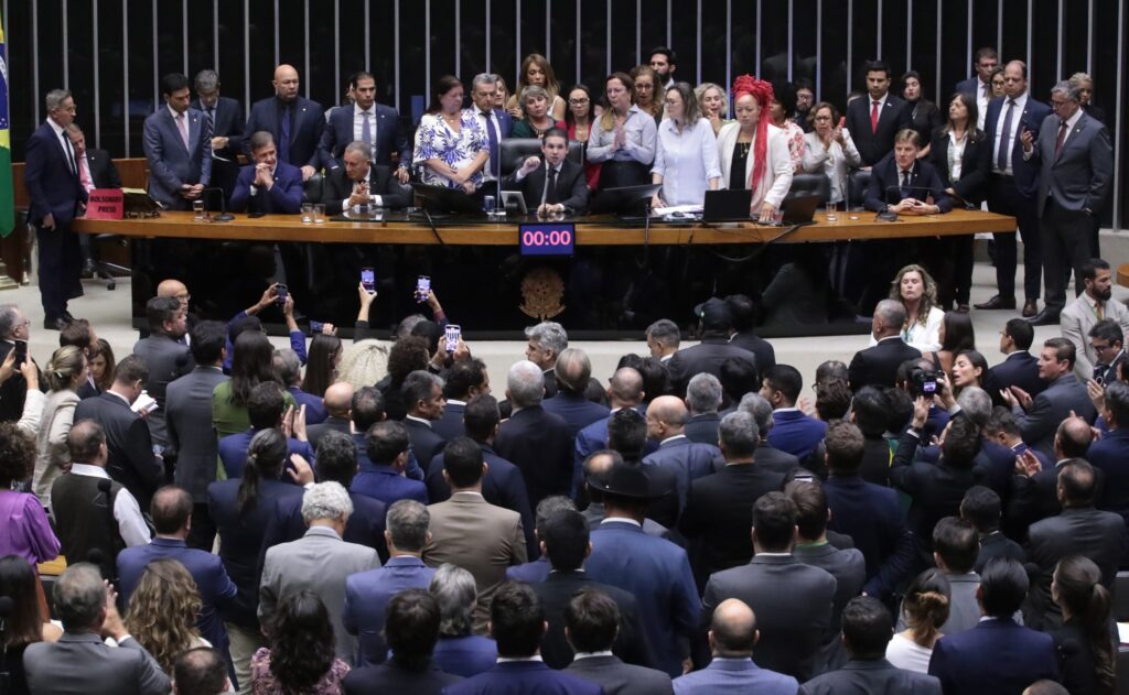 Acordo para liberar plenário da Câmara teve aval de líderes para fim do foro privilegiado
