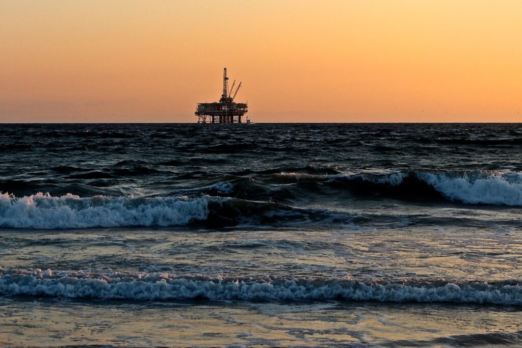 Petróleo cai com dados fracos dos EUA e possível aumento na produção da Opep+