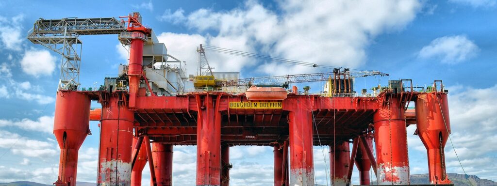 Petróleo fecha em queda após anúncio de aumento de produção pela Opep+